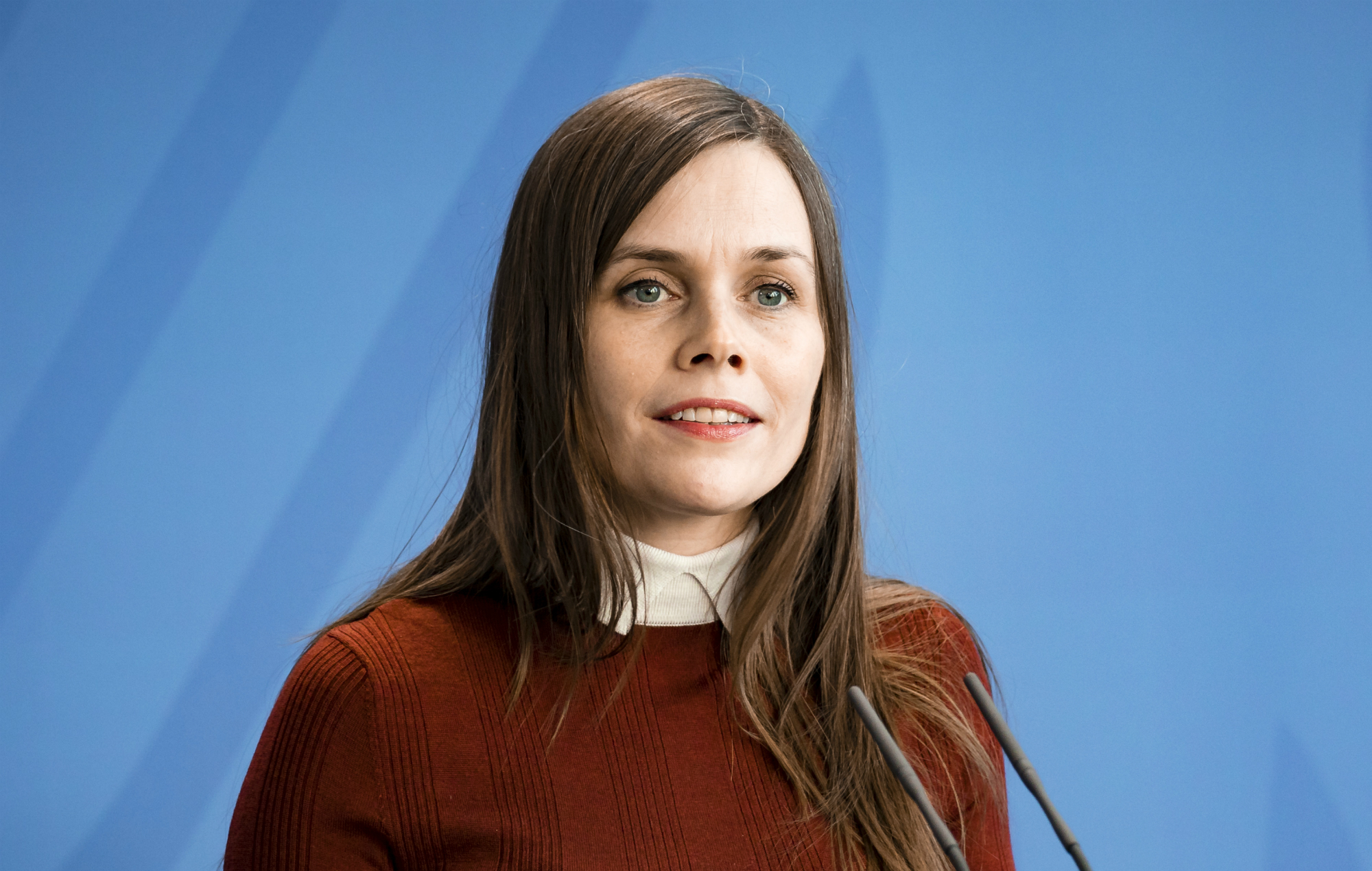 A Islândia, de Katrín Kajobsdóttir, oferece testes gratuitos para todos registrando apenas 1,7 mil casos e apenas 8 mortos.